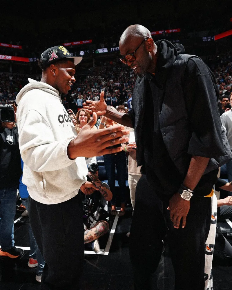 九游官网-新老狼王！NBA官方分享加内特与爱德华兹互相拥抱致意的瞬间